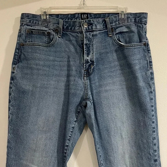 Women Gap jeans size 31 best girlfriend cut relaxed fit in used great condition - Picture 3 of 8